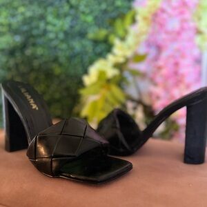 Black Leather Liliana Single Toe Strap Heeled Sandals | Size 9